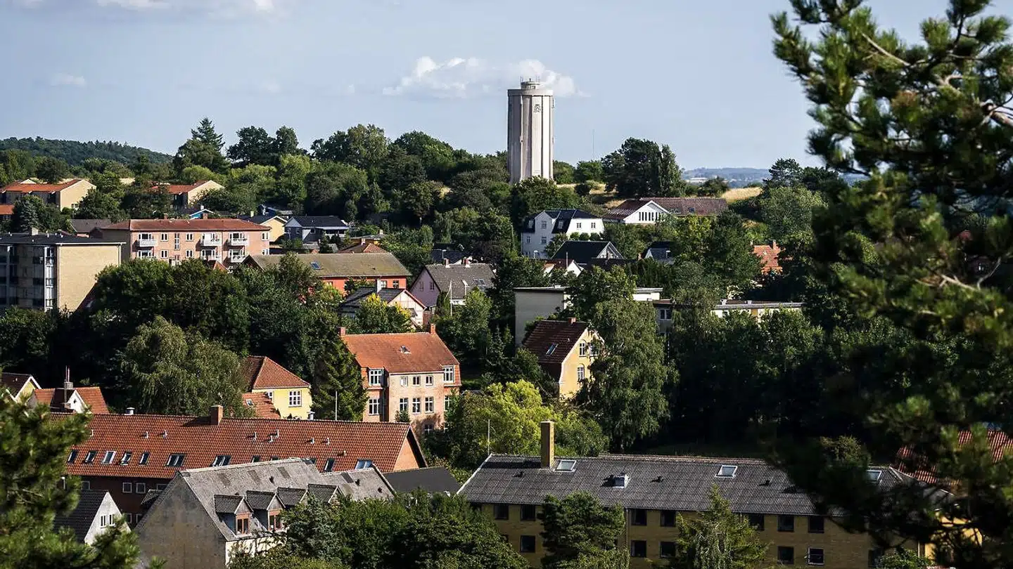 Mens vi venter på de nye ejendomsvurderinger, er der flere muligheder for at finde en matematisk beregnet pris på en bolig. Denne vil ramme mest præcist i tæt bebyggede områder.