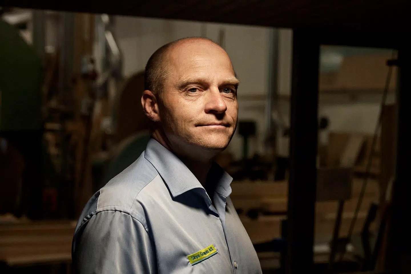 Martin Skou Heidemann, administrerende direktør for byggevirksomheden Skou Gruppen, venter på Københavns Kommunes tilladelse til fire projekter. En af sagerne har stået på i mere end halvandet år. Ifølge Dansk Industri bremser den lange sagsbehandlingstid virksomheders mulighed for at vokse – helt uden grund.