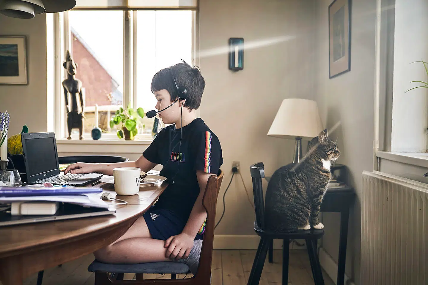 Tusindvis af børn kan se frem til igen at indfinde sig bag skærmen til hjemmeskole, selv om de er smittede med covid-19.