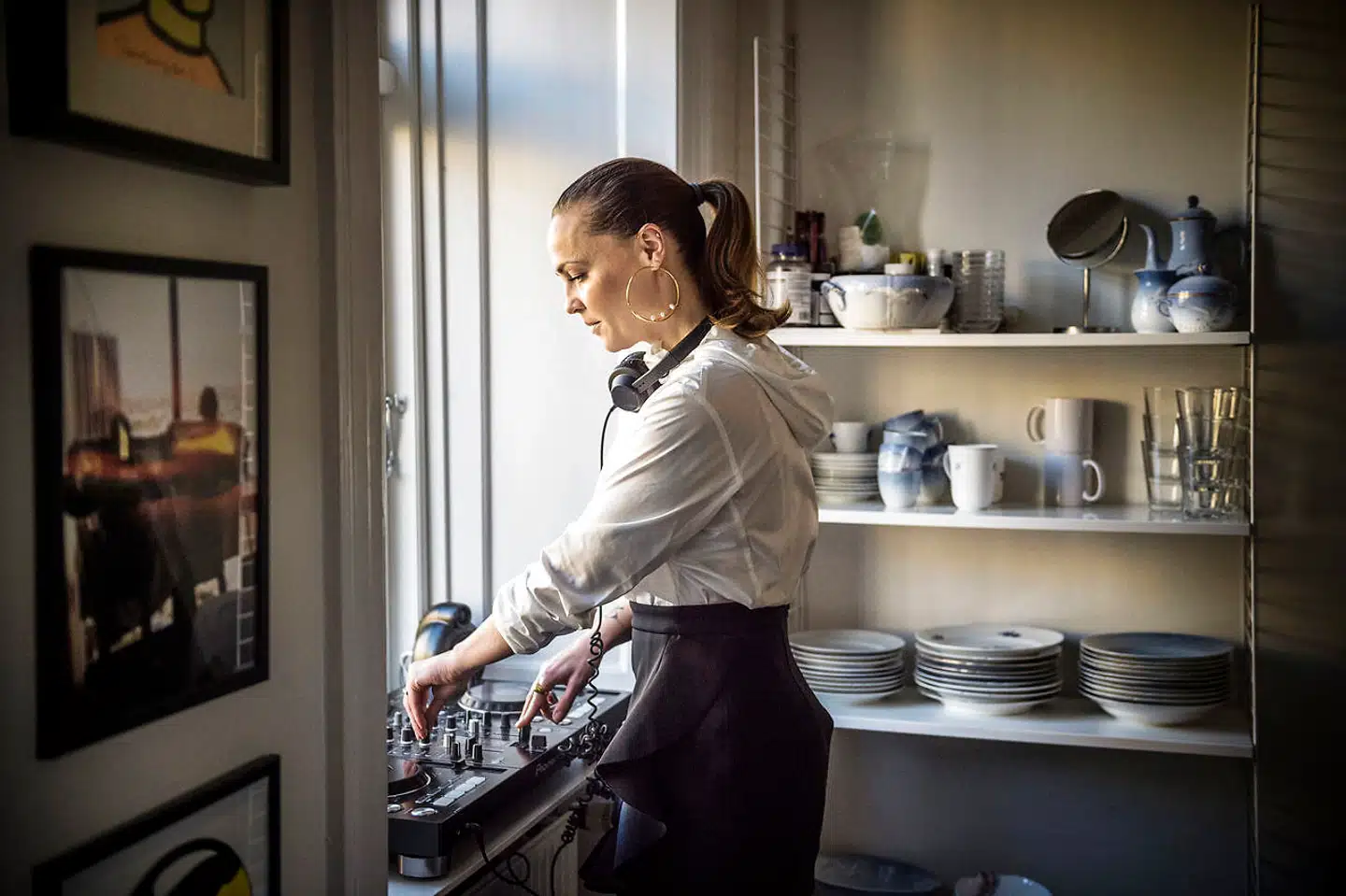 Maria Barfod kommer til at lægge ud med »Ma Baker« med Boney M, fordi det sker fast på Søpavillonen, når diskokuglen kommer frem. Men det første nummer, hun selv vælger, bliver »en banger – det kunne være »Ibiza feat. BOC, den får alle unge ud på floor.« Hør sangene længere nede i artiklen.