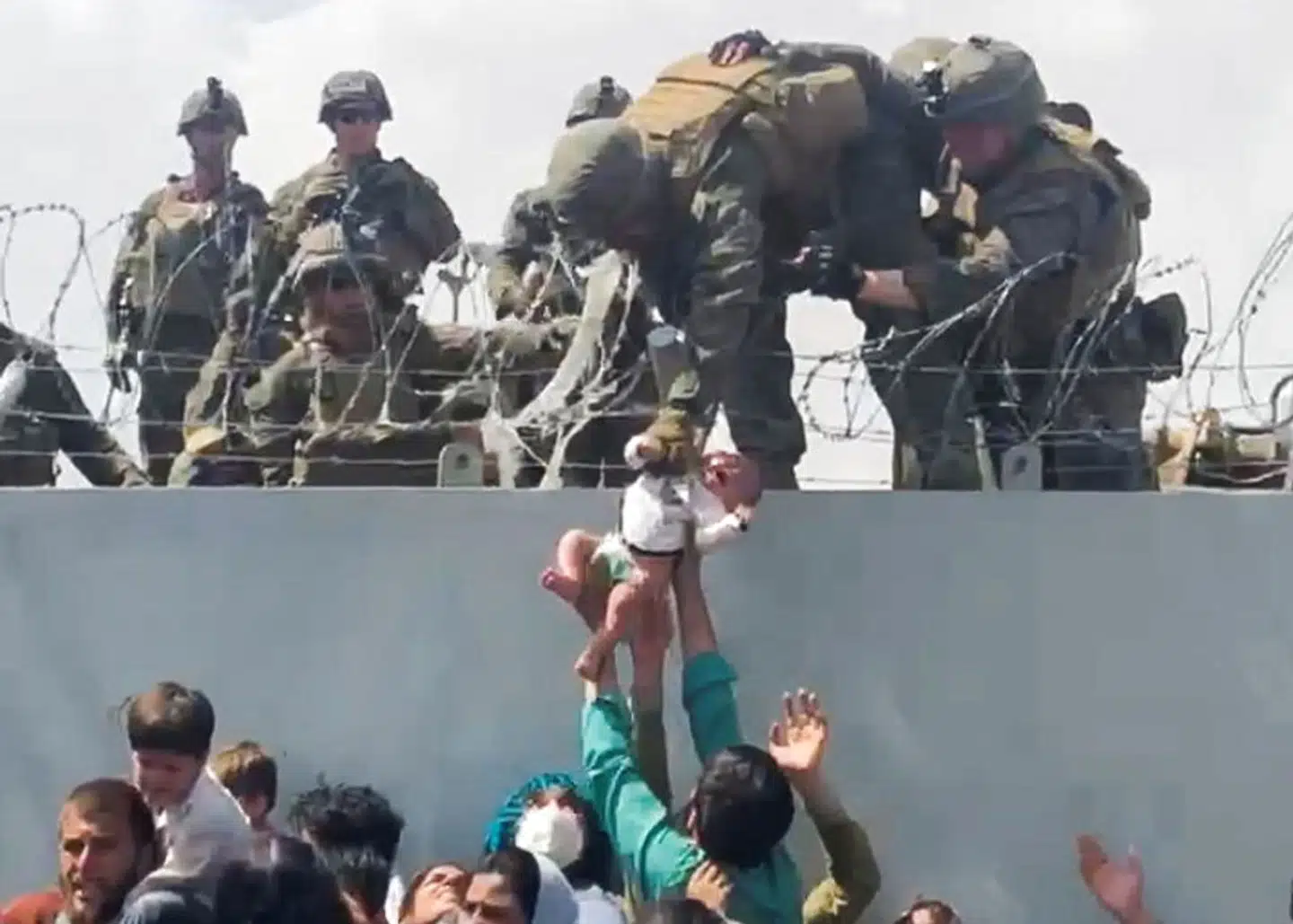 De seneste uger har lufthavnen i Kabul været præget af kaos. Her bliver en baby løftet op til en amerikansk soldat.