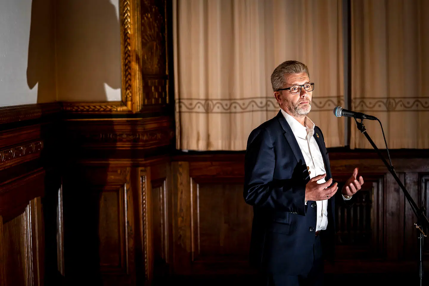 Overborgmester Frank Jensen udtaler sig til pressen efter krisemøde på Københavns Rådhus.