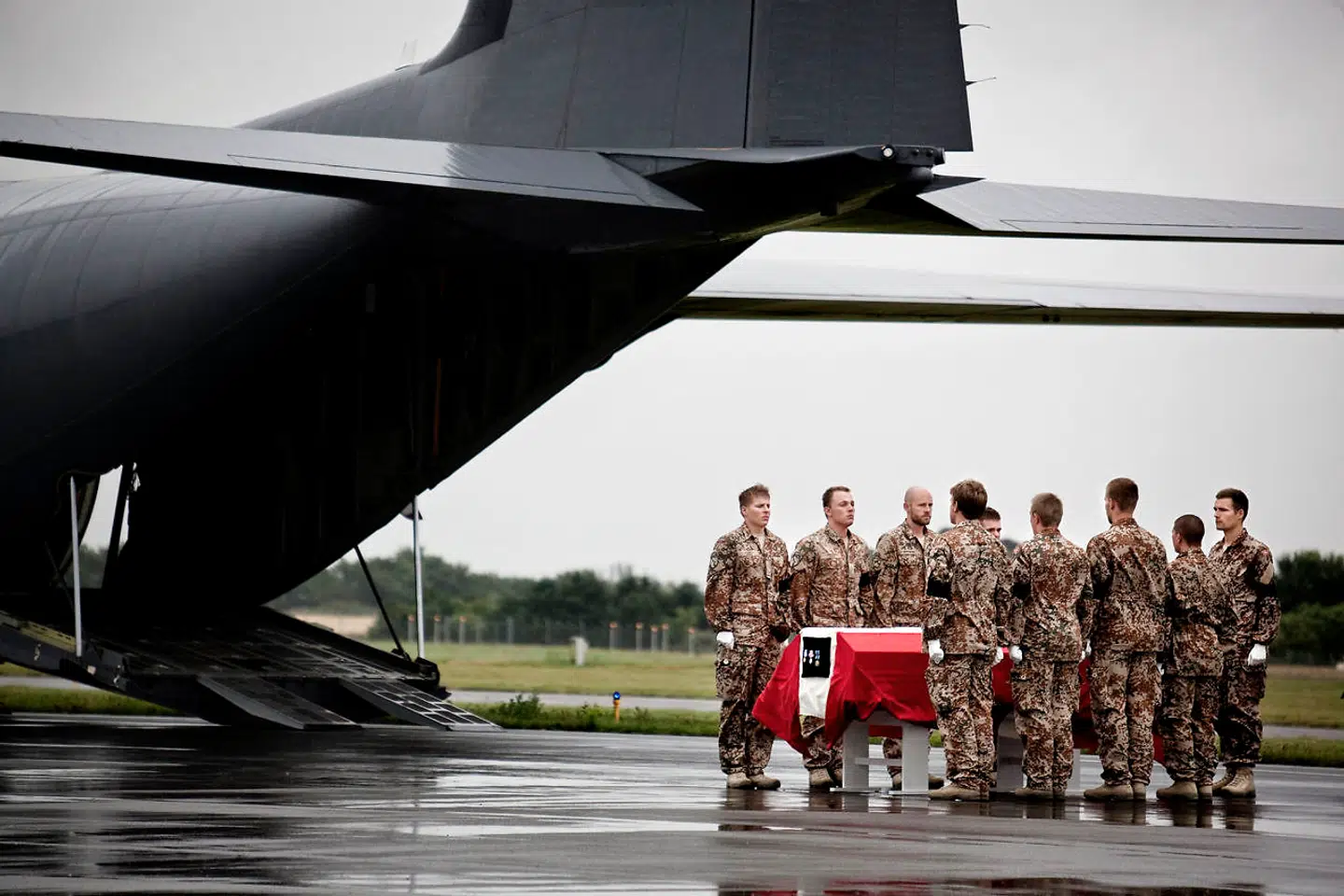 Premierløjtnant Jonas Peter Pløgers kiste ved ankomsten til Roskilde Lufthavn 30. juli 2010. Jonas Peter Pløger var den 34. danske soldat, der døde i Afghanistan.