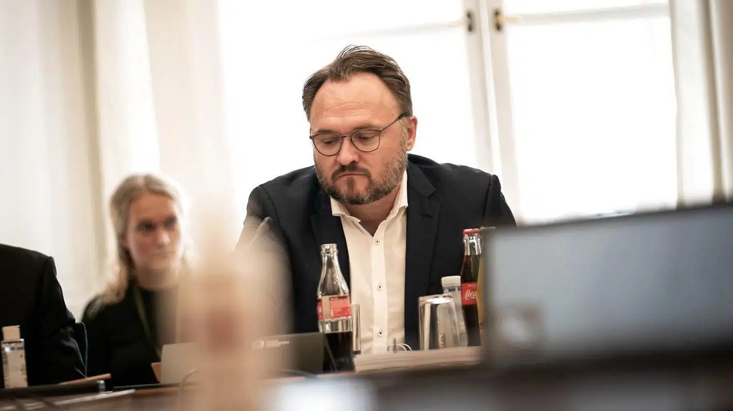 Klima-, energi- og forsyningsminister Dan Jørgensen (S), der også er teleminister, har tidligere været kaldt i samråd i utilfredshed over, at der fortsat er huller i Danmark, hvor man ikke kan få en internetforbindelse i en ordentlig hastighed. Nu lægger regeringen igen op til at fjerne det statslige tilskud.