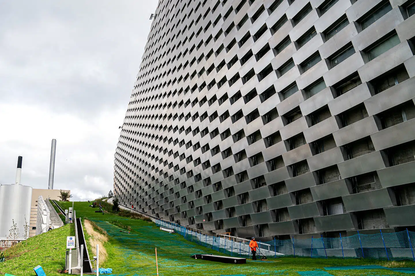 Amager Bakke er tegnet af BIG, Bjarke Ingels Group. Skibakken er anlagt på taget af forbrændingsanlægget Amager Ressourcecenter i København.