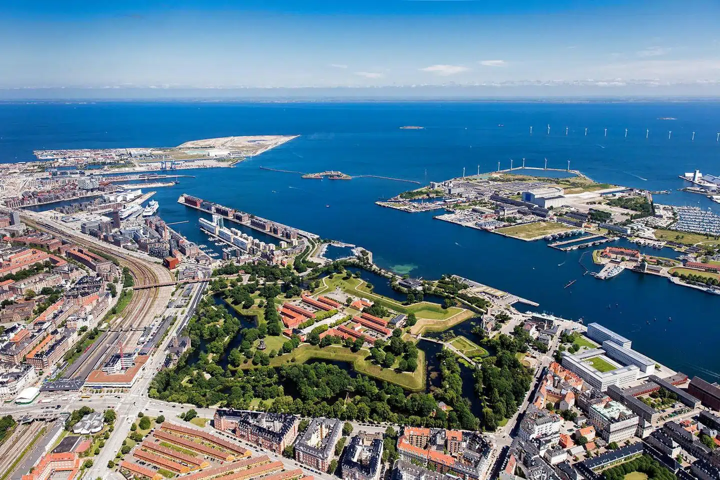»København står i et vadested. To kæmpeprojekter, Lynetteholm og havnetunnelen langs Amagers østkyst skal sættes i gang på en måde, så erhvervsliv og borgere kan se sig selv i projekterne,« skriver Carsten Mai.