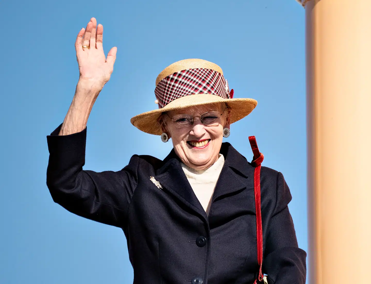 Dronningen har udsigt til lønnedgang.