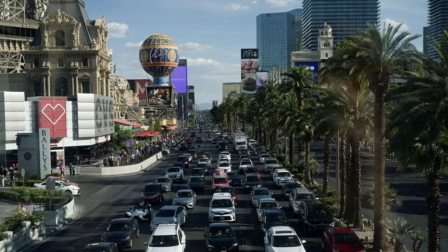 Trafikken er sammen med turisterne og deres medbragte spillepenge vendt tilbage på Las Vegas' brede hovedgade, The Strip.