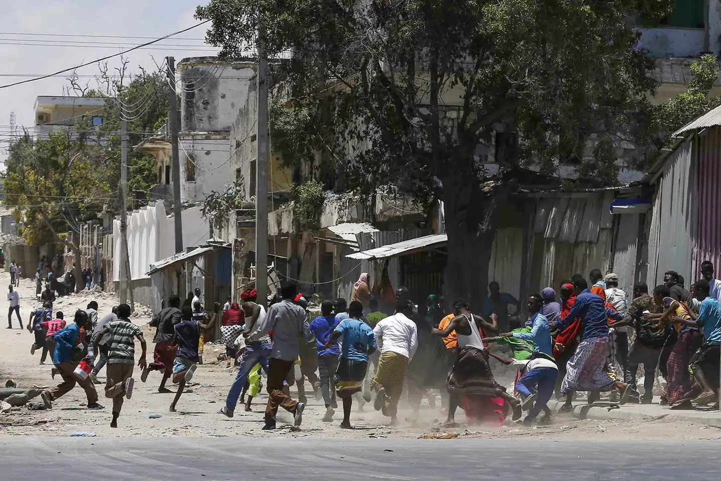 Civile flygter under en ildkamp mellem somaliske regeringsstyrker og al-Shabab-militsen i hovedstaden Mogadishu.