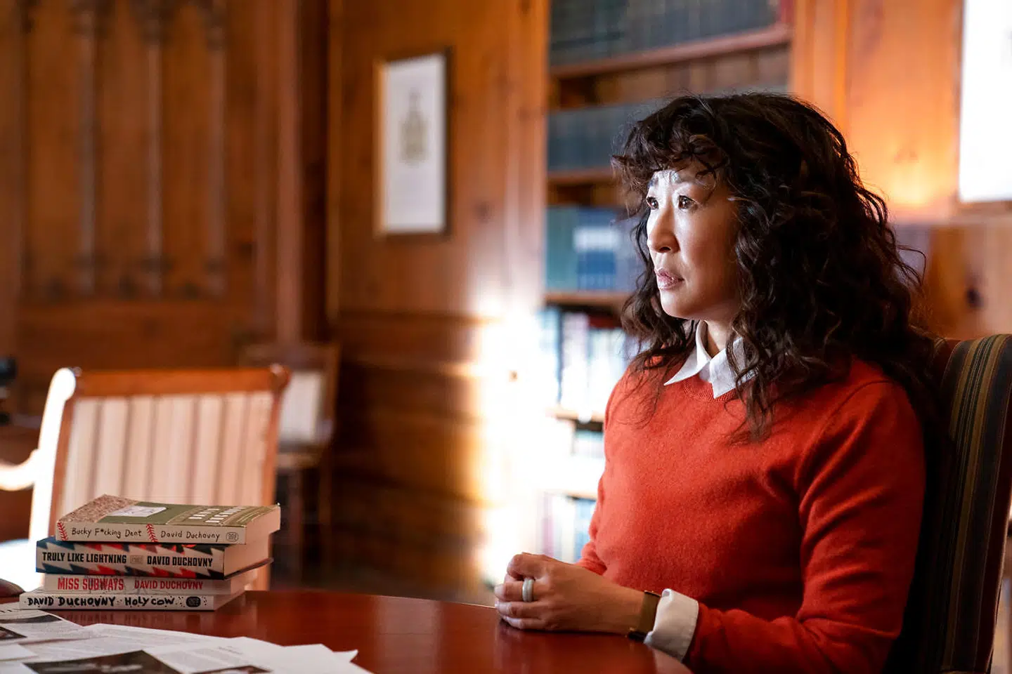 Sandra Oh spiller institutlederen, der drømmer om at gøre alting bedre og mere moderne. Og som klemmes mellem ældre kolleger, der vil bevare seriøsiteten, og studerende, der vil have flere farvede undervisere.