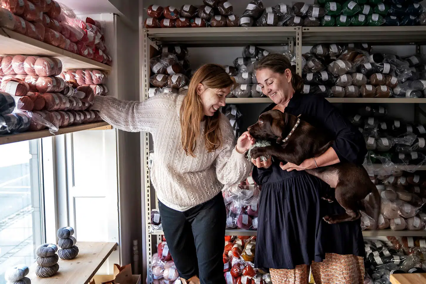 Familievirksomheden Knitting for Olive er ejet og drevet af Pernille og Caroline Larsen, mor og datter. De designer strik og sælger garn til hele verden. Fredag i sidste uge valgte de at donere hele omsætningen til UNICEF og Afghanistan – og endte på et rekordbeløb.