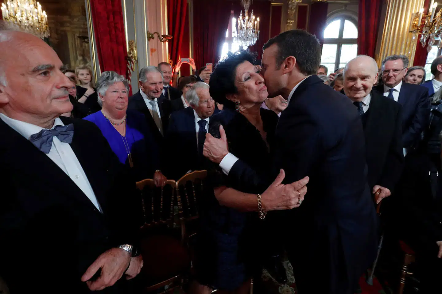 Emmanuel Macron får et kindkys af sin stolte mor, Francoise Noguès, under magtovertagelsen i Élysée-palæet i 2017, mens den franske præsidents far, Jean-Michel Macron, (yderst til venstre) ser til.