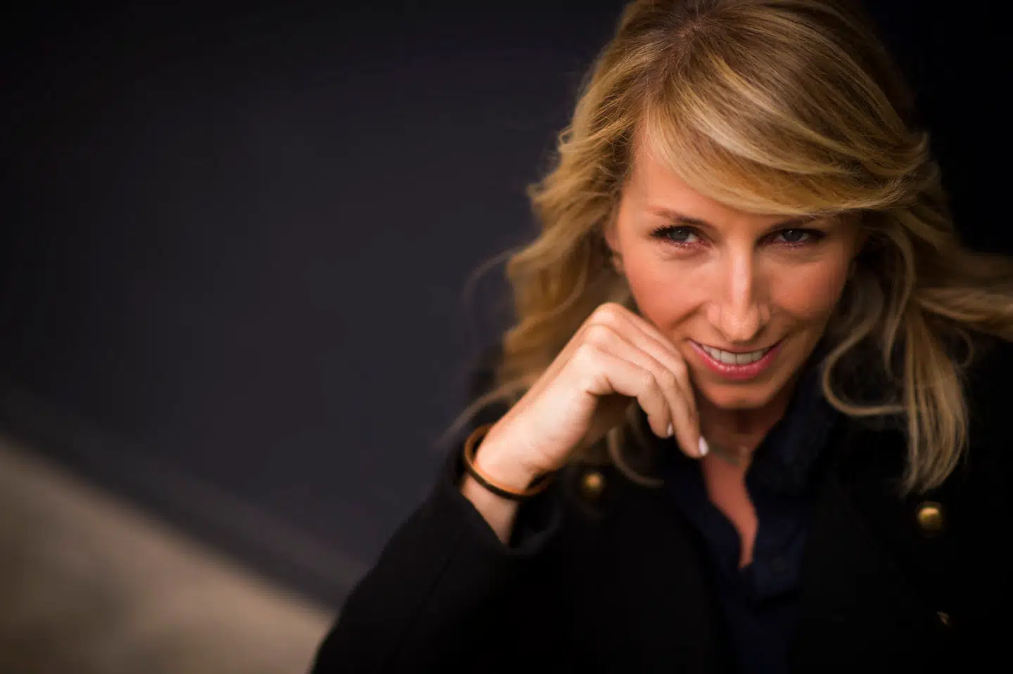 Journalisten Gaël Tchakaloff har skrevet flere politiske portrætbøger om blandt andre den konservative politiker og tidligere premierminister Alain Juppé. Emmanuel Macron følte, at Gaël Tchakaloff forrådte venskabet med især hans hustru, da hun besluttede at skrive en bog parret.