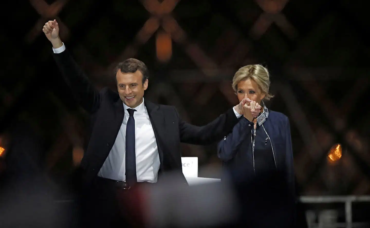 Emmanuel og Brigitte Macron jubler over sejren i 2017 under valgfesten nær Louvre-slottet i Paris. Triumfen var i en vis forstand også den definitive hævn over den provinsielle småborgerlighed i parrets nordfranske hjemby, Amiens, mener flere bekendte.