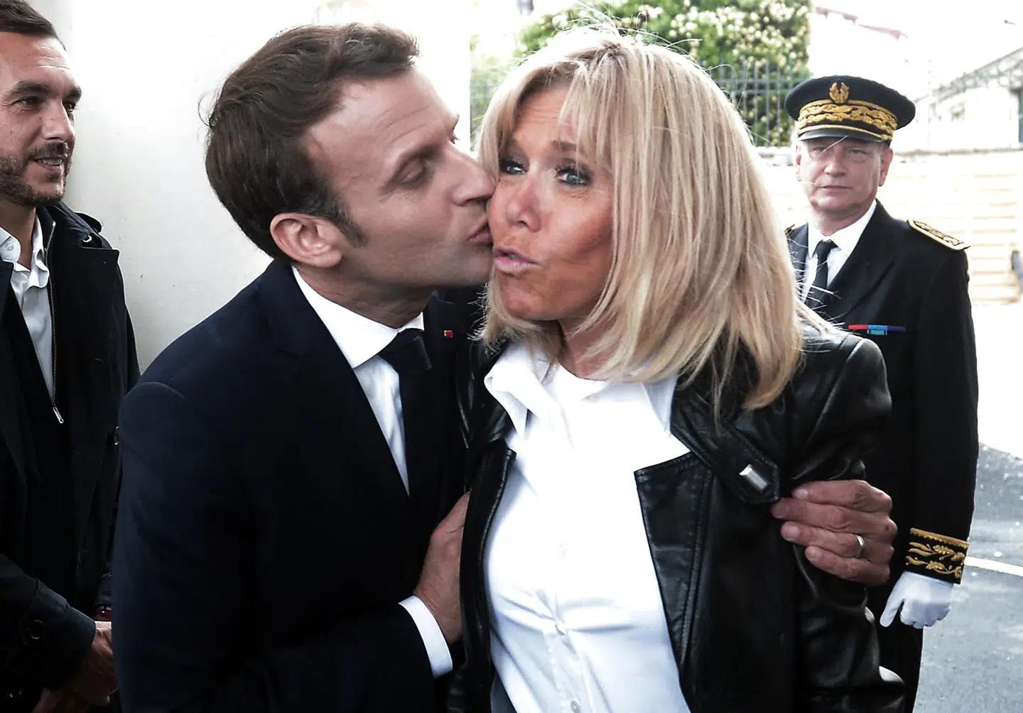 »De kyssede, holdt i hånden og opførte sig som teenagere. De havde gang i noget så vildt, at man næsten blev skidt tilpas,« fortæller studiekammeraten Gaspard Gantzer om sit første møde med Emmanuel og Brigitte Macron.