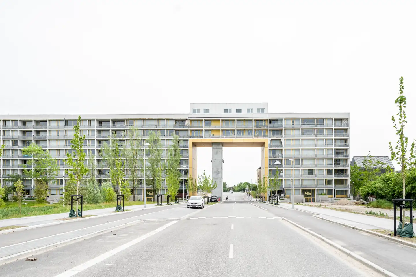 Som en del af åbningen og revitaliseringen af Gellerup har man skåret hul i en af blokkene og etableret den gyldne byport. Et tiltag, der både styrker forbindelsen til verden uden for Gellerup og skaber et mere følsomt, historiefortællende punkt i planen.