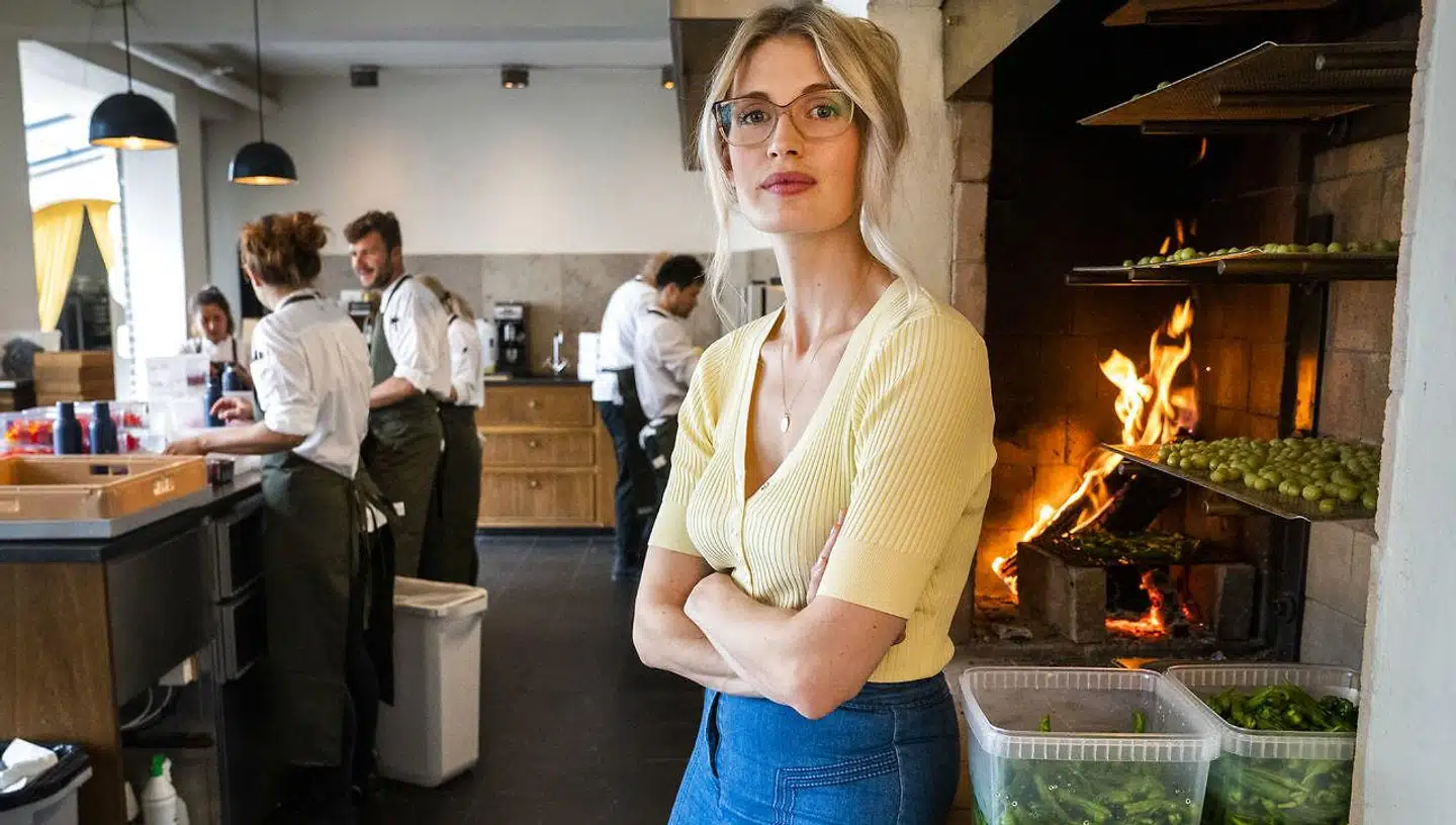 »Det er ekstremt vigtigt at huske gæsten. Alt for ofte føles et restaurantbesøg mere som en pengetransaktion end en oplevelse,« siger Camilla Hansen, som her ses i køkkent på sin restaurant, Alouette.