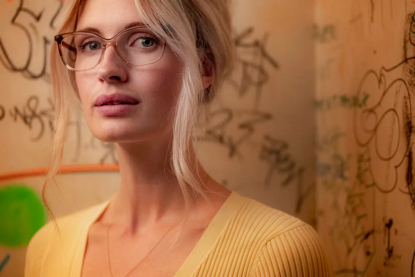 Restaurant Alouette kan være svæt at finde, da den ligger inde i baggård ved Islands Brygge, og fronten er overtegnet med grafitti.