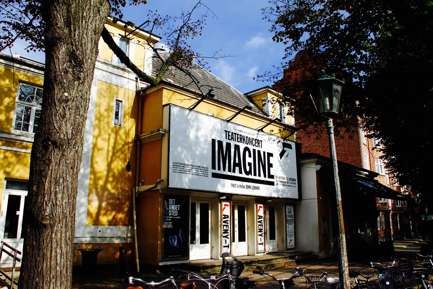 Aveny-T før nedrivningen af tilbygningen, der husede Kellerdirk (th).