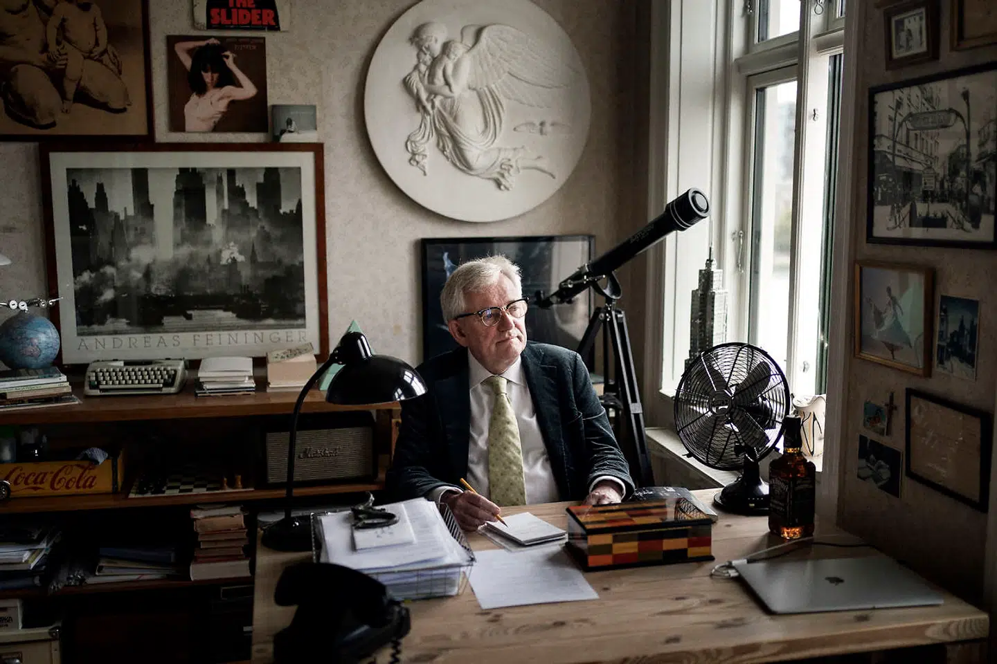 Søren Ulrik Thomsen ved det skrivebord, han har siddet og skrevet ved, siden han i 1981debuterede med »City slang«.