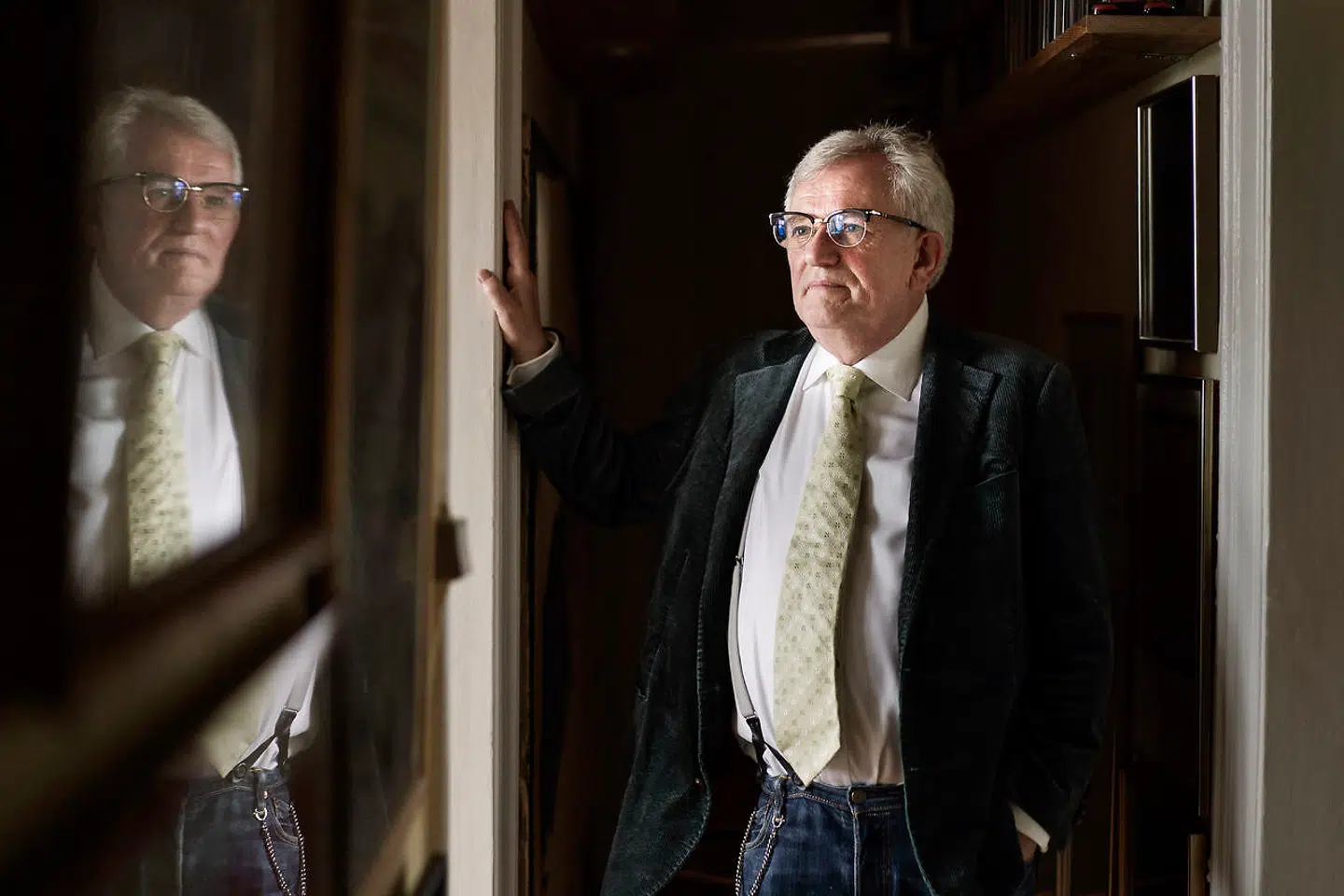 Søren Ulrik Thomsen mistede sin mor i 2020. Det ansporede ham til at skrive en bog om hendes psykiske problemer og hendes møde med psykiatrien.