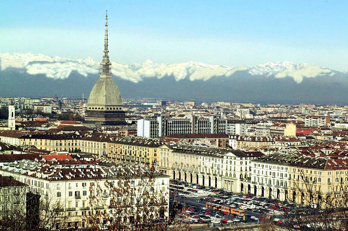 Arkivfoto. »Ginzburgs forældre tilhørte det antifascistiske miljø i Torino, og et spor af protest og samfundskritik, af tiltagende pres og utryghed, med racelove vendt mod jøderne, angiveri, arrestationer, interneringer og landflygtighed, løber igennem familiekrøniken,« skriver Jørgen Johansen i sin anmeldelse af Natalia Ginzburgs bog »Familieleksikon«, som udkom på dansk første gang i 1963. Nu er den blevet genudgivet med ny oversættelse.