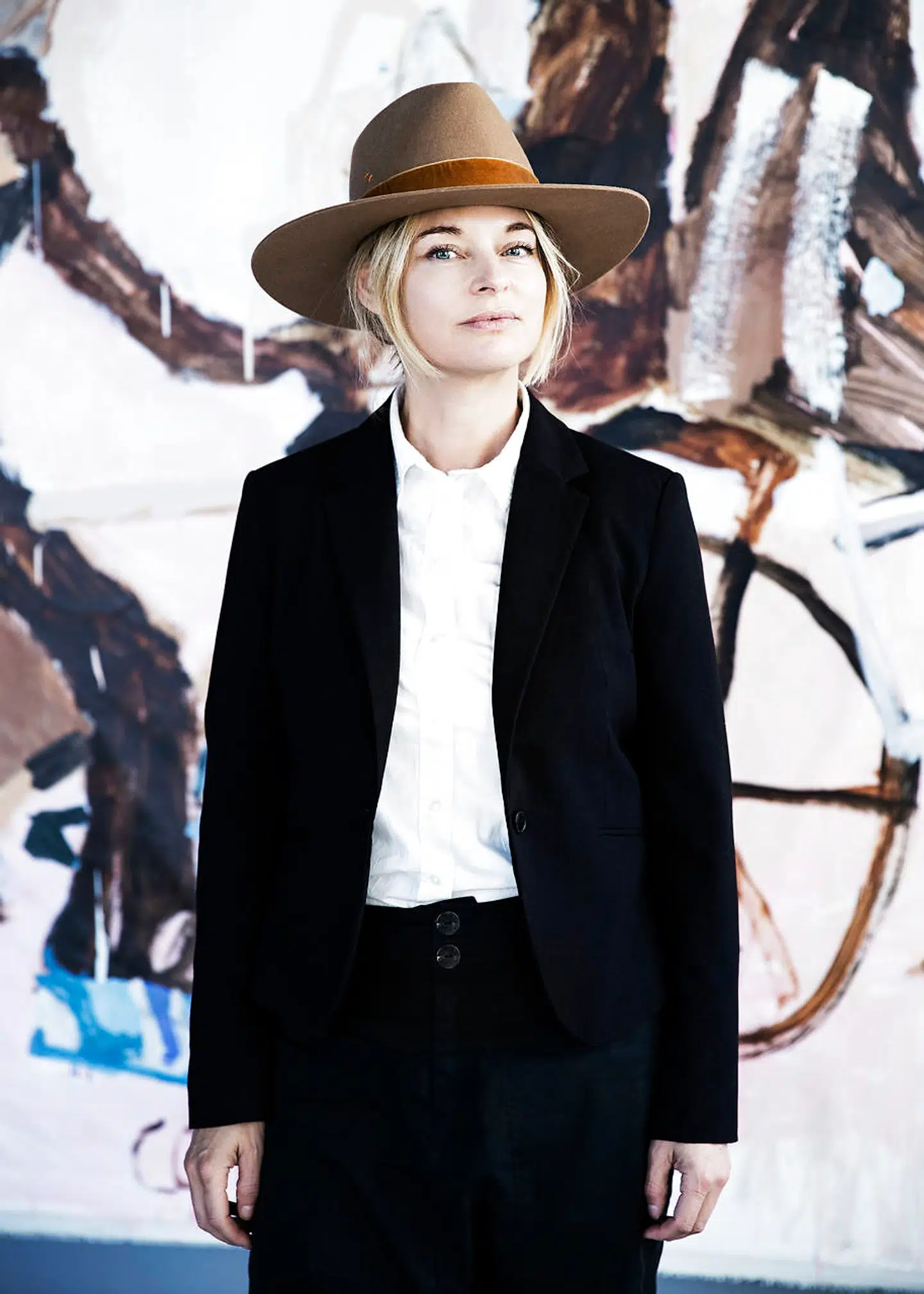 »Man siger, at kunstnere på kunstmesserne får sig lidt af et wakeupcall. Det er ligesom at opdage, at ens forældre har sex, noget du i virkeligheden helst ikke vil vide noget om. Det gør lidt ondt, hvis din gallerist pludselig står og laver et slagstilbud, eller man overhører folk, der står og taler uhæmmet om ens kunst.«