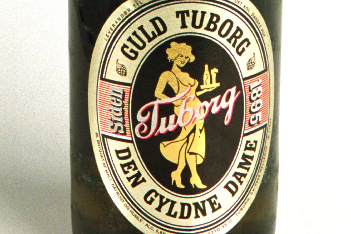 I mange år har Den Gyldne Dame fremtrådt for ølelskere med en bakke i hånden. Men efter dialog med blandt andre Dansk Kvindesamfund vil Carlsberg nu gøre op med guldøllens klassiske etiket.