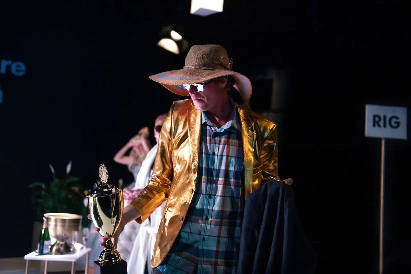 En af virkelighedens fattigrøve rager til sig af de riges privilegier.