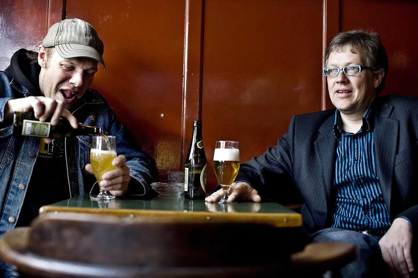 »Tilrettelæggeren ville gerne have mig og sangeren Johan Olsen med i programmet, fordi vores fælles orkester 'Pligten Kalder' var et af de eneste danske, der ikke er fællesskabsorienteret! Aha, den vinkel havde jeg godt nok, aldrig hørt før. Ligesom jeg heller aldrig har tænkt på, om Katinka, Mø eller Lars Lilholt er fællesskabsorienterede,« skriver Torben Steno.