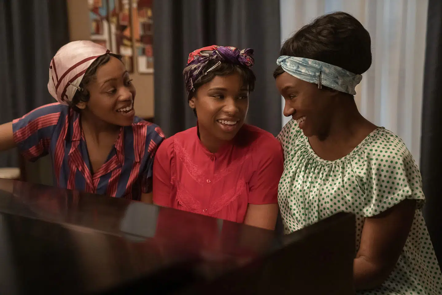 Jennifer Hudson (i midten) spiller Aretha Franklin i en ny storfilm »Respect«, der meget hellere vil fortælle den nemme historie end gøre os klogere på damen selv. Her er hun flankeret af sine søstre Carolyn Franklin (Hailey Kilgore) og Erma Franklin (Saycon Sengbloh).