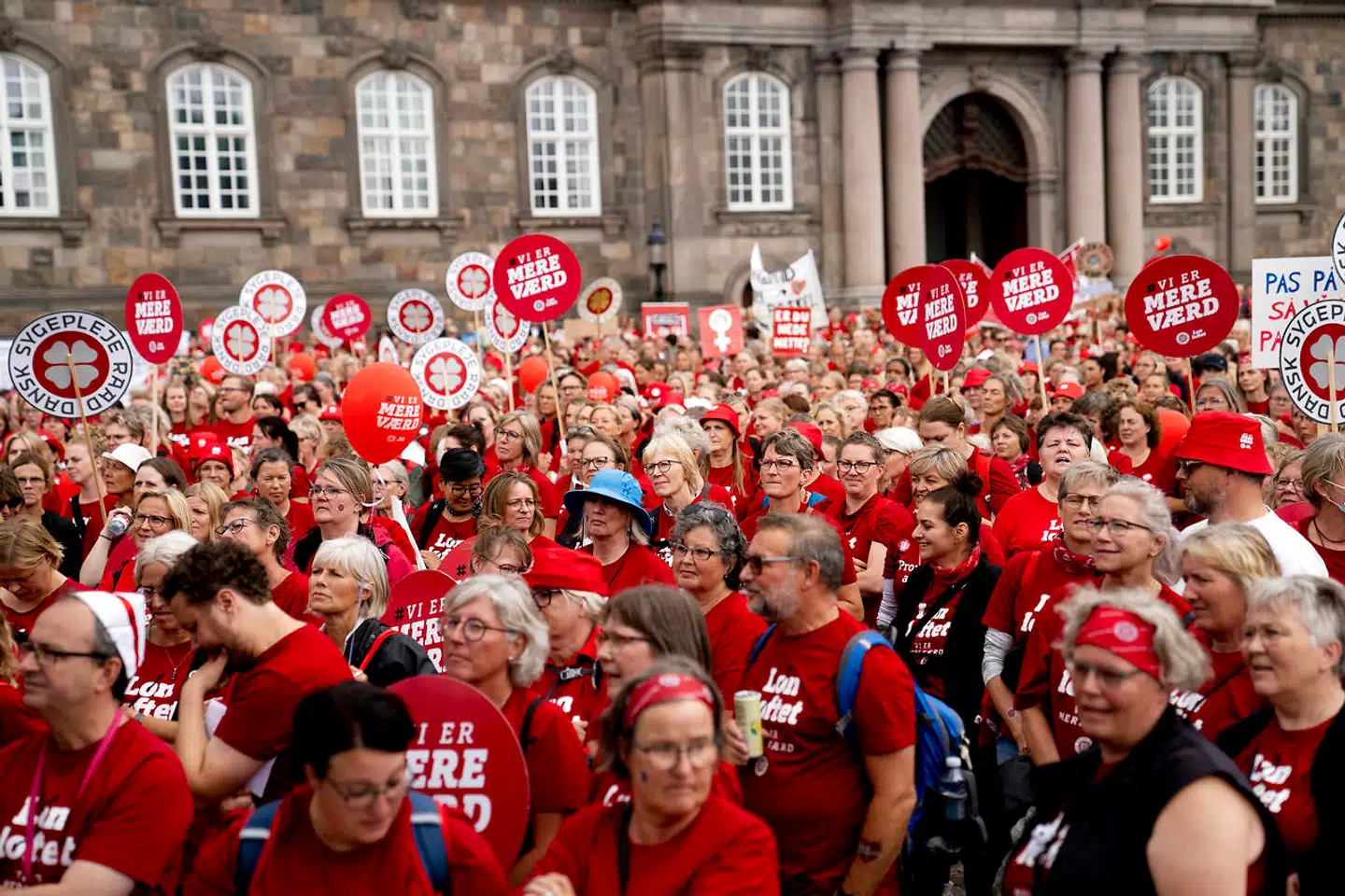 Sygeplejersker demonstrerer på Christiansborg Slotsplads lørdag den 14. august med budskabet »Vi strejker for en fremtid uden forskel. Derfor kræver vi politisk handling fra arbejdsgivere, regering og Folketing på sygeplejerskernes historiske lønefterslæb.«