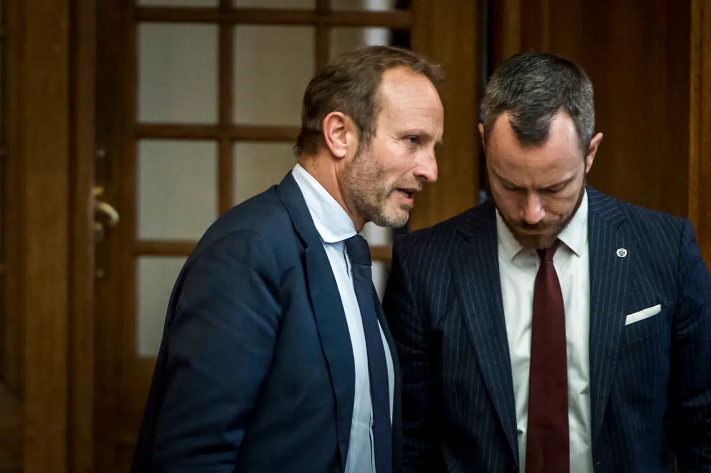 »Vi har på den hårde måde lært, at de store militære operationer i Mellemøsten, som vi har brugt ufatteligt mange milliarder på, simpelthen ikke kan betale sig,« siger De Radikales næstformand, Martin Lidegaard. Han efterlyser i lighed med Venstre-formand Jakob Ellemann-Jensen en samlet plan over for Afghanistan.