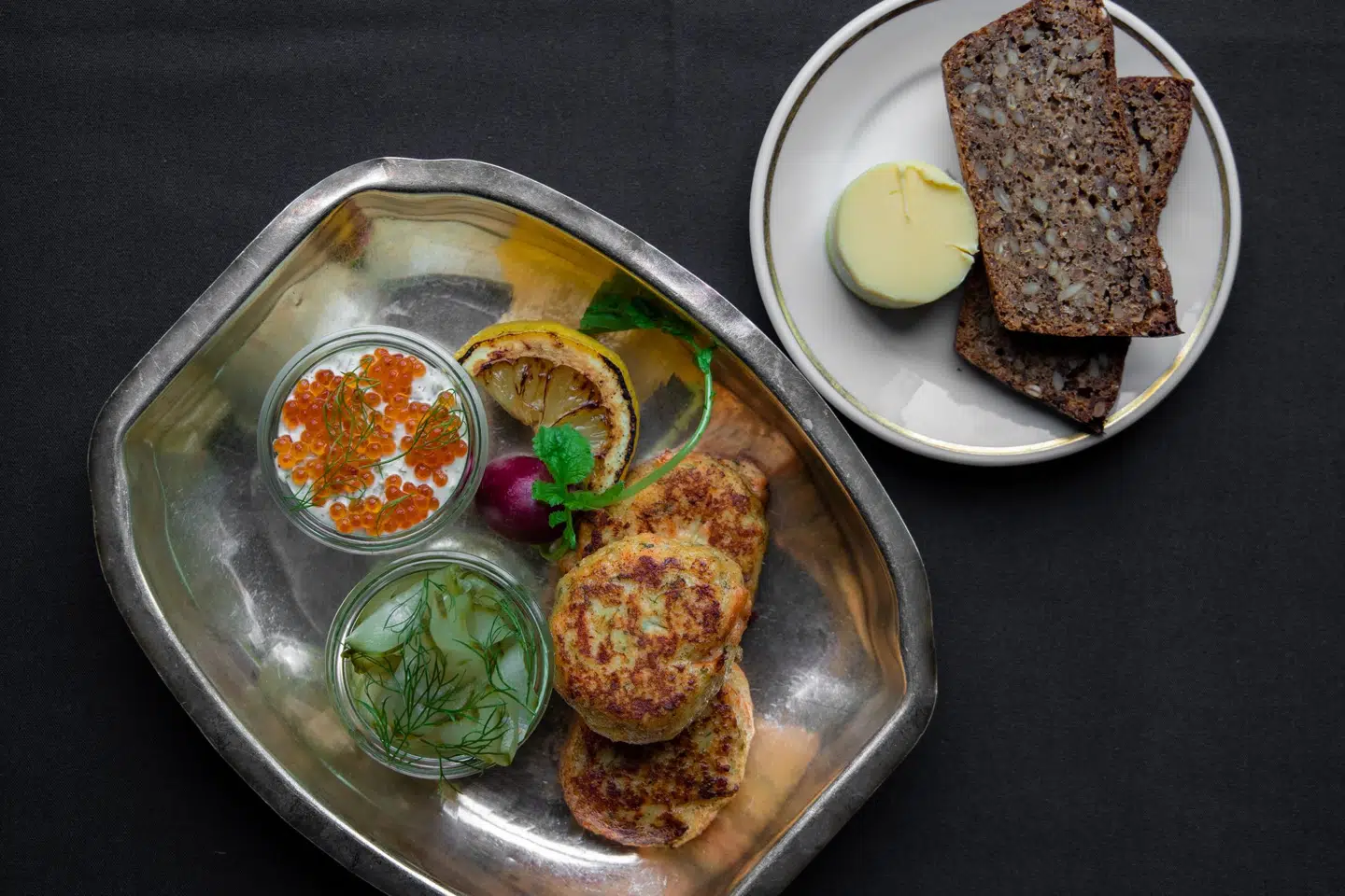 Hos Brede Spisehus kan man blandt andet forvente at finde fiskefrikadeller af bæredygtig torsk og røget, dansk ørred med tatarsauce, oplyser de nye forpagtere.