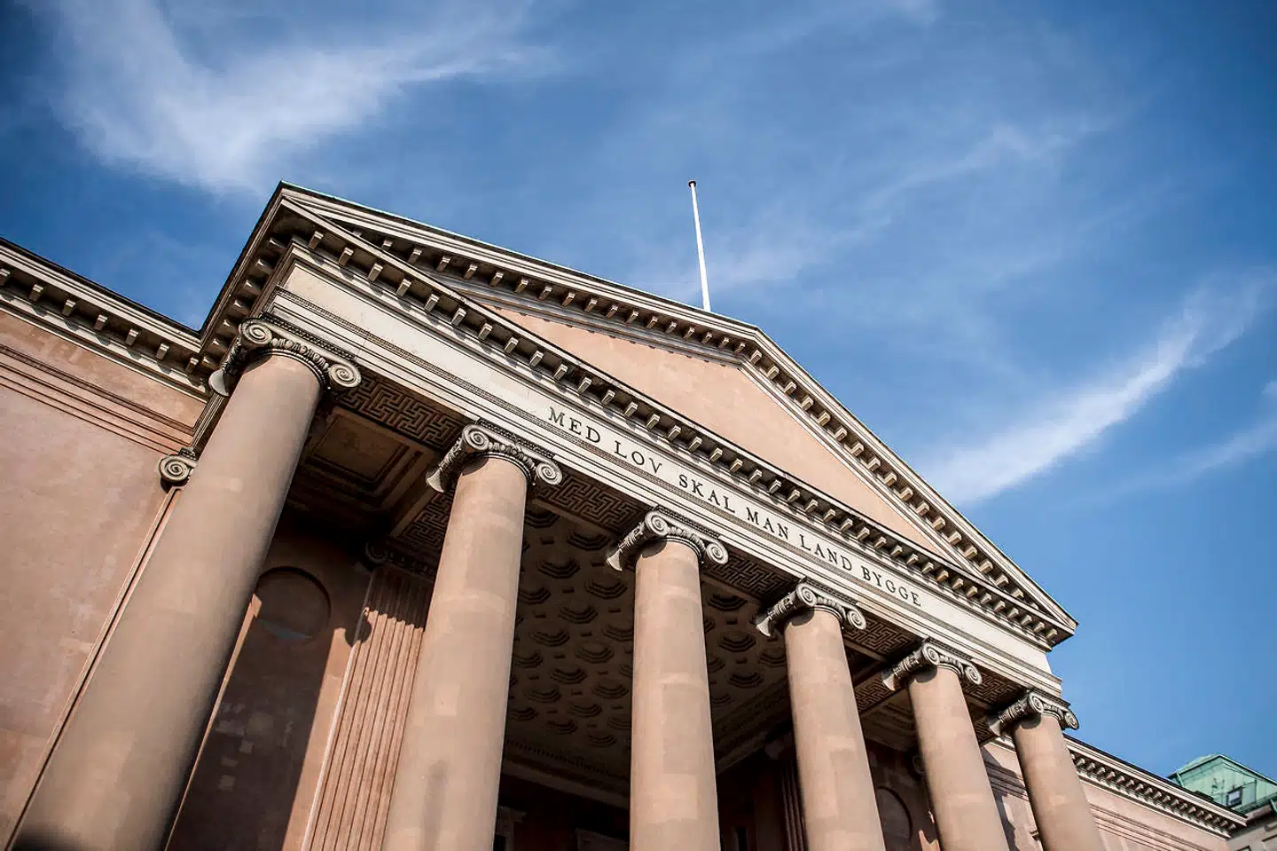 I december indgik regeringen sammen med flere partiet en aftale om et politiforlig, der giver flere kræfter til både politi og anklagemyndighed – men ikke til domstole og kriminalforsorg.