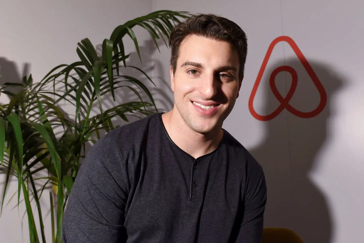 Brian Chesky er medstifter og administrerende direktør for Airbnb, der nu vil hjælpe med at genhuse 20.000 afghanske flygtninge.