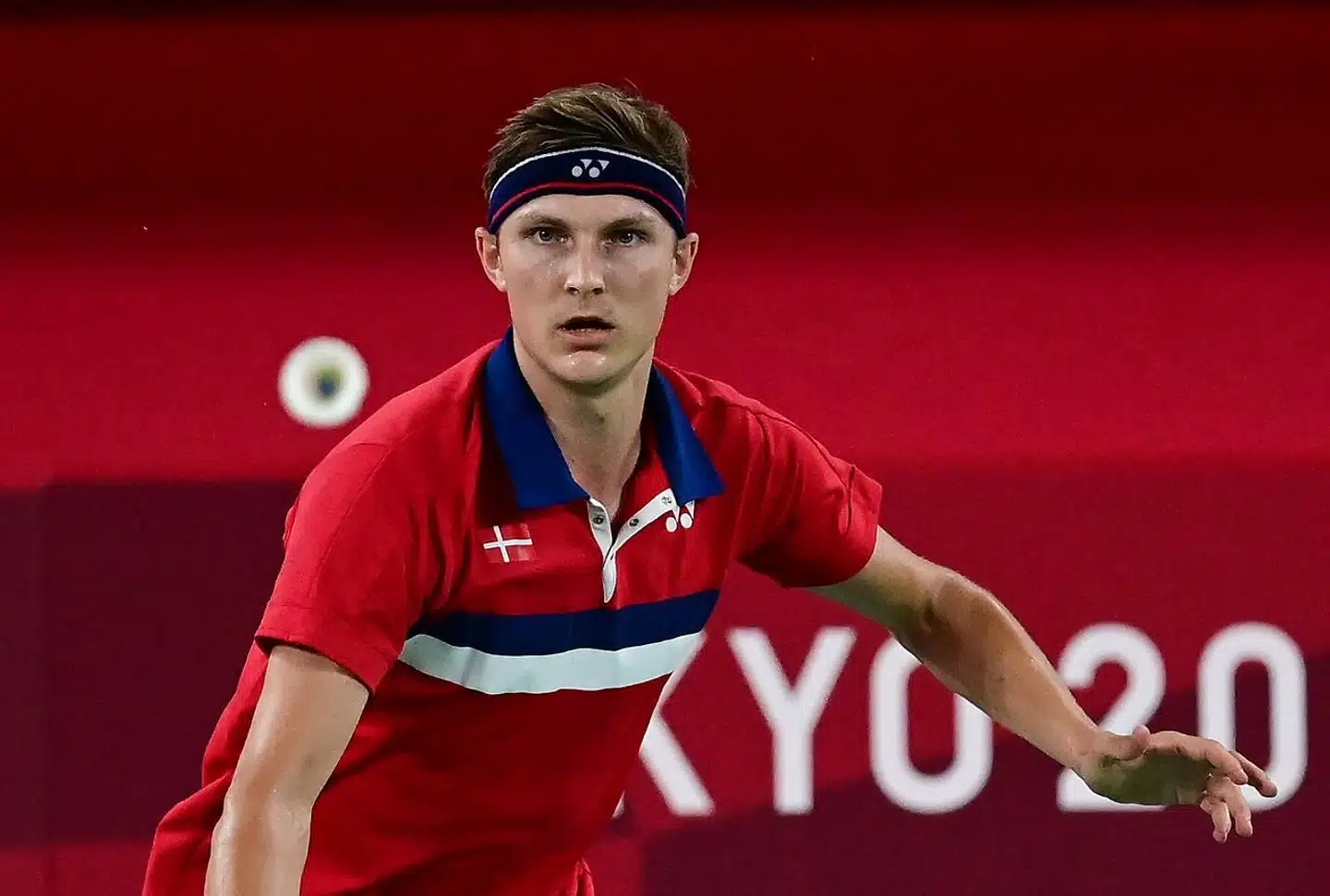 Træningsfaciliteter, kortere rejsetid til internationale turneringer og høfeber er blandt grundene til, at Viktor Axelsen vælger at flytte til Dubai.