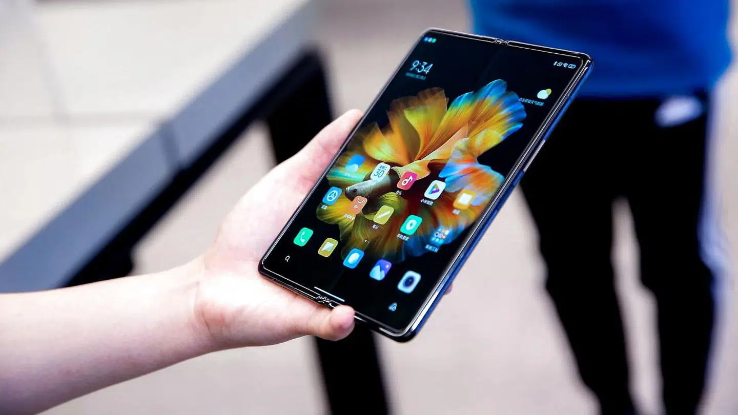 Også på det helt nye – smartphones med udfoldelig skærm, som dermed bliver næsten kvadratisk, når telefonen åbnes – kan den kinesiske mobilgigant Xiaomi være med. Her er selskabets Mi Mix Fold, som blev præsenteret i marts, og som konkurrerer med blandt andet Samsungs tilsvarende Galaxy Fold-telefoner i den absolut dyreste ende af prisskalaen.