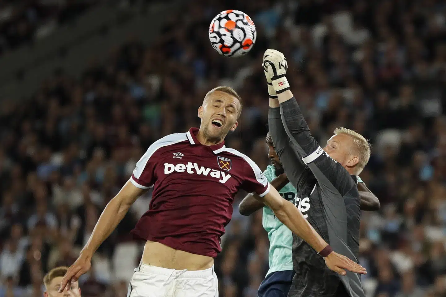 Kasper Schmeichel var på hårdt arbejde mandag aften i London. John Sibley/Ritzau Scanpix