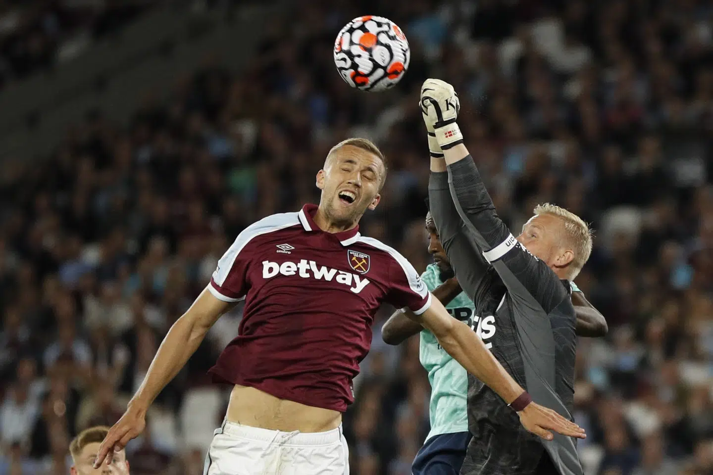 Kasper Schmeichel var på hårdt arbejde mandag aften i London. John Sibley/Ritzau Scanpix