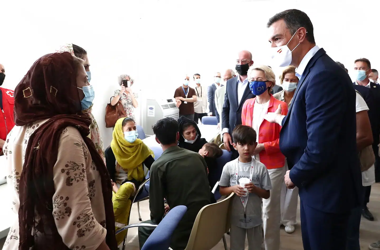Den spanske premierminister Pedro Sánchez og EU-Kommissionsformand Ursula von der Leyen hilser på afghanske flygtninge i et EU-fordelingscenter nær Madrid, der ifølge sidstnævnte er et udtryk ægte »europæisk ånd«.