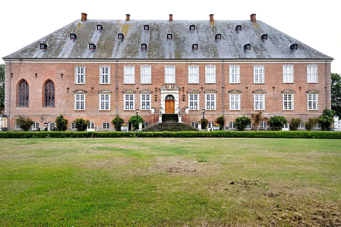 Valdemars Slot har i en lang årrække været plaget af underskud. Den nuværende gæld lyder på over 90 millioner kroner ifølge de seneste regnskaber fra Valdemars Slot Gods A/S.