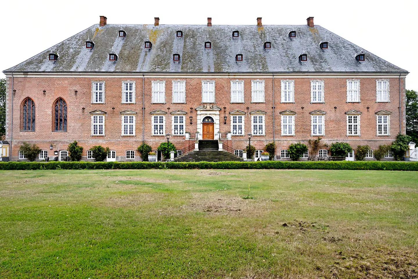 Valdemars Slot har i en lang årrække været plaget af underskud. Den nuværende gæld lyder på over 90 millioner kroner ifølge de seneste regnskaber fra Valdemars Slot Gods A/S.