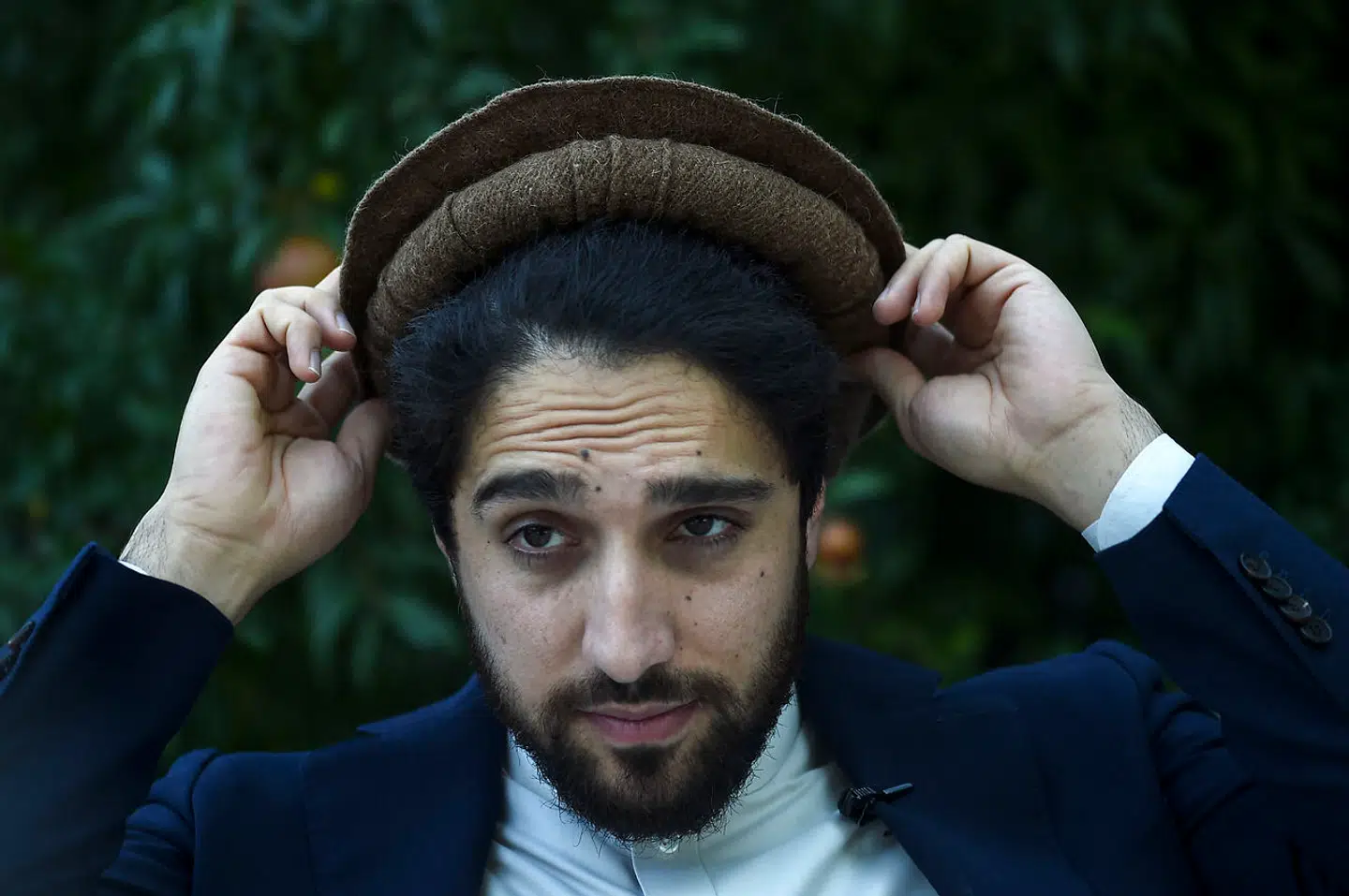 Ahmad Massouds far blev kendt som Løven fra Panjshir og kæmpede i 90erne mod Taleban, indtil han blev dræbt to dage før 11. september. Nu har Massoud overtaget stafetten, men han har ryggen mod muren i et land, hvor Taleban på lyntid har overtaget kontrollen. Foto: WAKIL KOHSAR / AFP