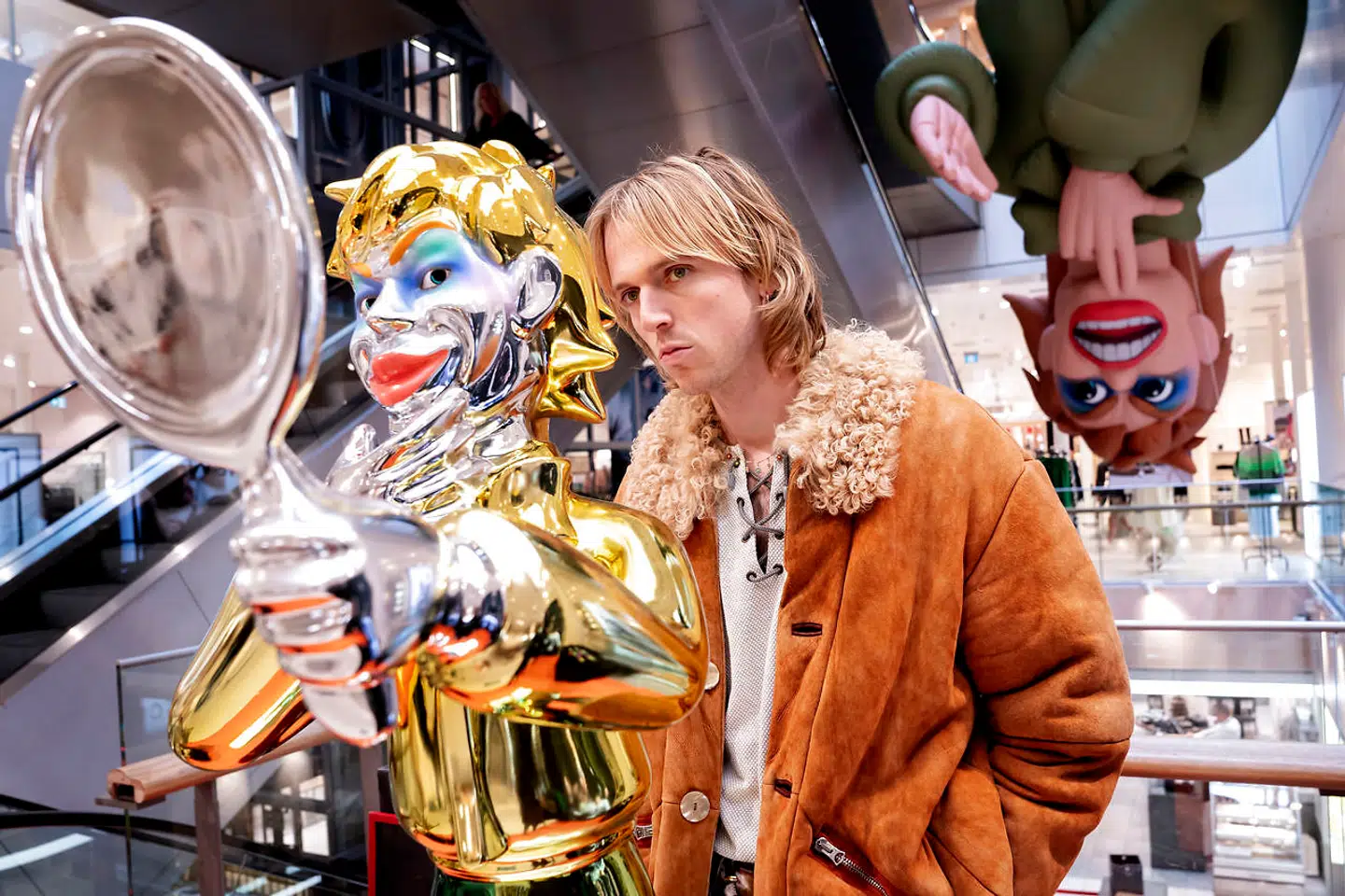 Esben Weile Kjær har kigget sig selv i spejlet og er nået frem til en konklusion. Som kunstner kan han ikke finde ud af at være »idealistisk«, »revolutionær« eller »antikapitalist«. Lige nu er han aktuel med en udstilling midt i Magasin.