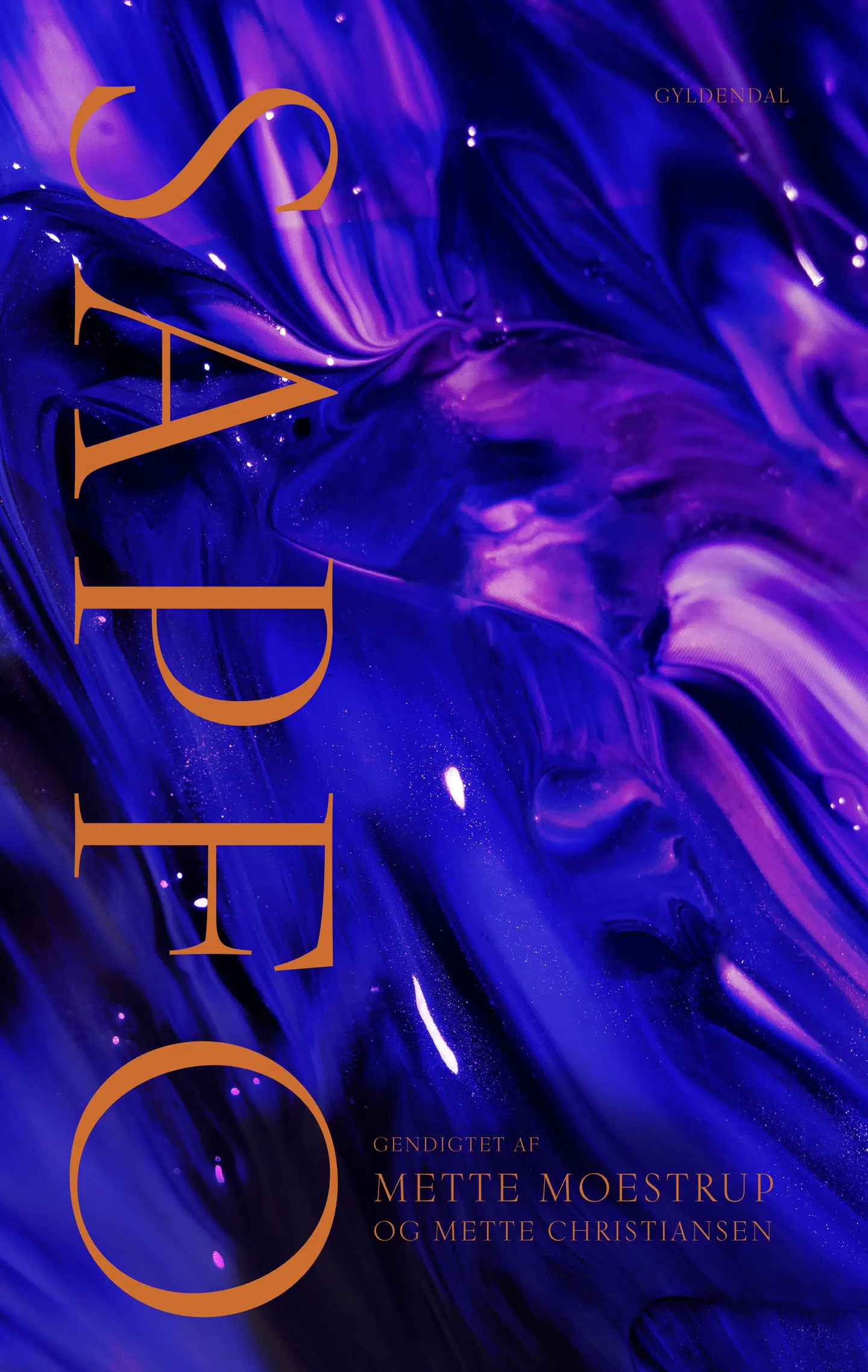 Lyrikeren Sapfos digte bliver i bogen oversat og gendigtet af digteren Mette Moestrup (f. 1969) og filologen Mette Christiansen (f. 1985).