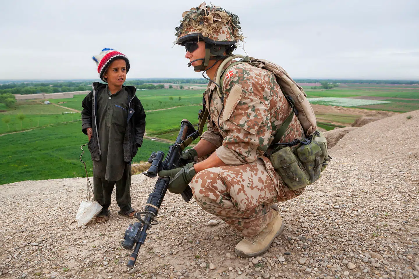 Hvis vi faktisk tror på, at vore egne værdier om frihed, demokrati og rettigheder er vigtige og grundlæggende rigtige, kan det ikke være værdier, vi ønsker at afskære noget menneske på kloden fra at få del i, mener Tom Jensen.
