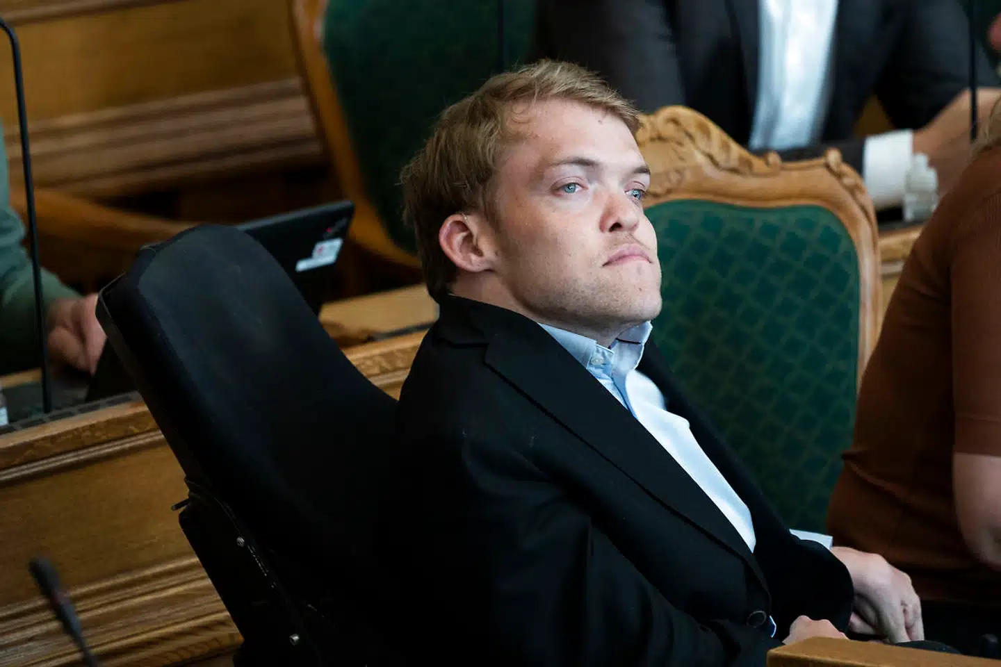 Kristian Hegaard (R) træder ud af Folketinget efter grænseoverskridende adfærd.