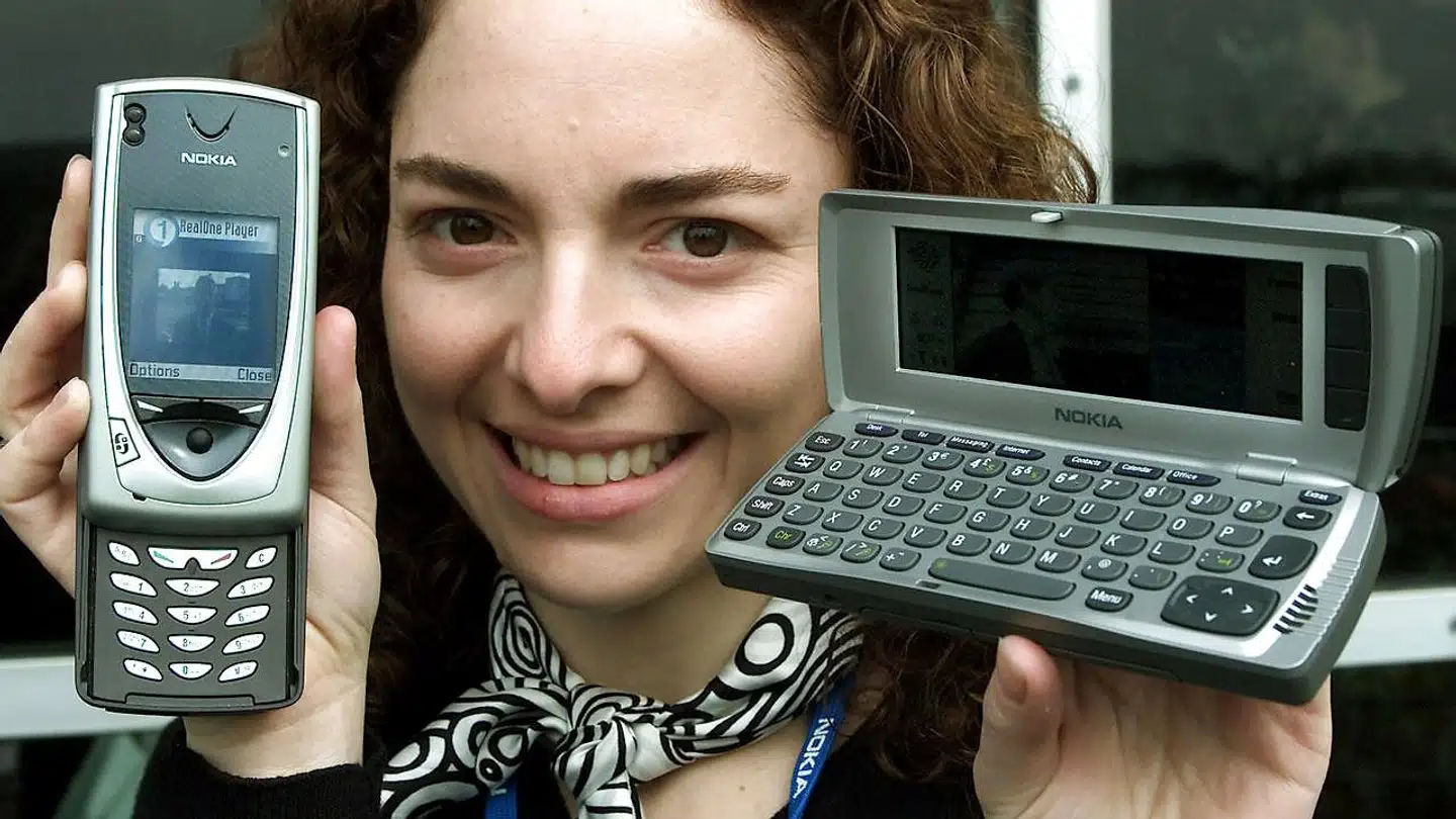 Communicator-konceptet holdt i rigtigt mange år og sikrede Nokia en god position, mens telefonerne blev videreudviklede og blev mere smarte – både i indhold og design. Meget af udviklingen stod der danskere bag, og Nokia havde indtil 2011 et af sine største udviklingscentre i København. Her er det 9210i Communicator (til højre), som fik premiere i marts 2002, igen på CeBIT i Hannover, flankeret af en Nokia 7650-telefon (til venstre).