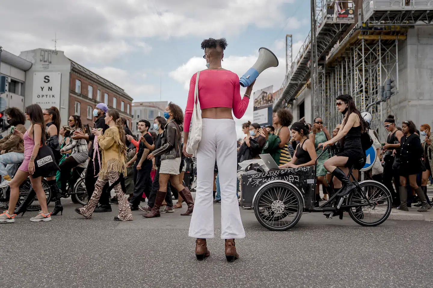 »Pride is political. Pride is unstoppable,« råbte menneskemængden til dette års Nørrebro Pride.